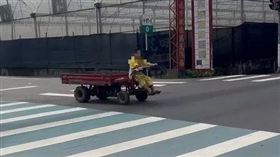  國小10歲男童，開農用機上街，回頭4秒沒看路，網：鄉下日常(圖／翻攝自路上觀察學院臉書)