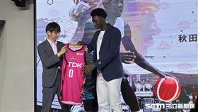 秋田北部喜悅主席水野勇氣為阿巴西披上「0號球衣」。（圖／記者蔡厚瑄攝影）