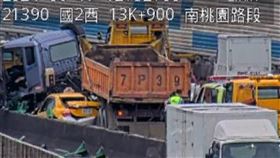 國道2,車禍,計程車,砂石車（圖／翻攝自記者爆料網）