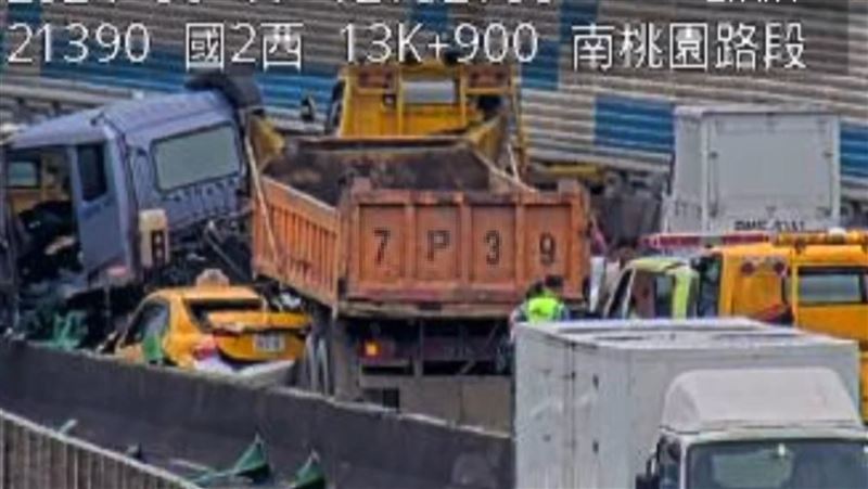 新／國2西向4車連環撞　小黃被砂石車夾擊