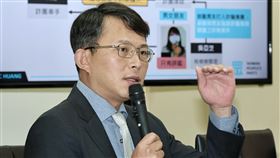 黃國昌：國家領導人應避免首戰發生總統賴清德16日指出，不能接受首戰即終戰的投降主義。民眾黨立法院黨團總召黃國昌（圖）17日在台北舉行「檢察官淪詐團幫兇，桃檢明知還在包庇護航」記者會，他受訪表示，當然不樂見、更不接受首戰即終戰，但國家領導人應如何避免首戰發生才是重點。中央社記者張皓安攝　113年6月17日