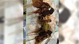 原PO買六合夜市烤肉，每一枝都嚴重烤焦。（圖／翻攝爆廢1公社，下同）