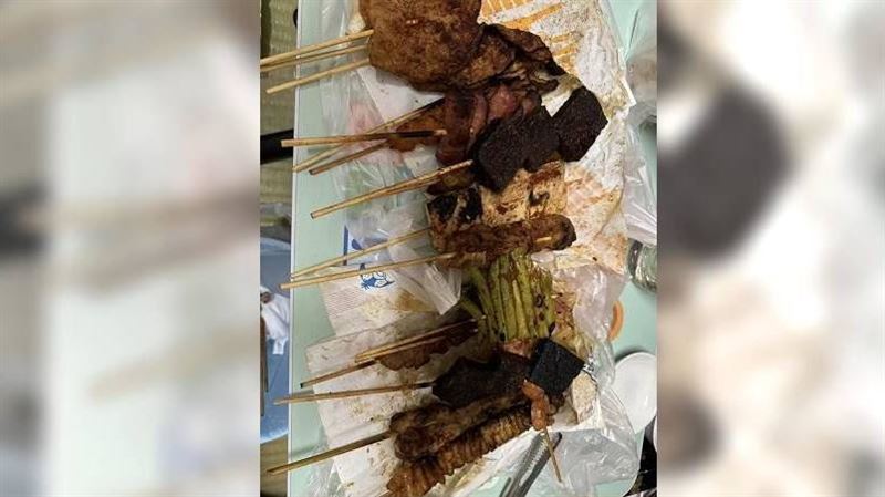六合夜市烤串嚴重烤焦　他看米血變木炭