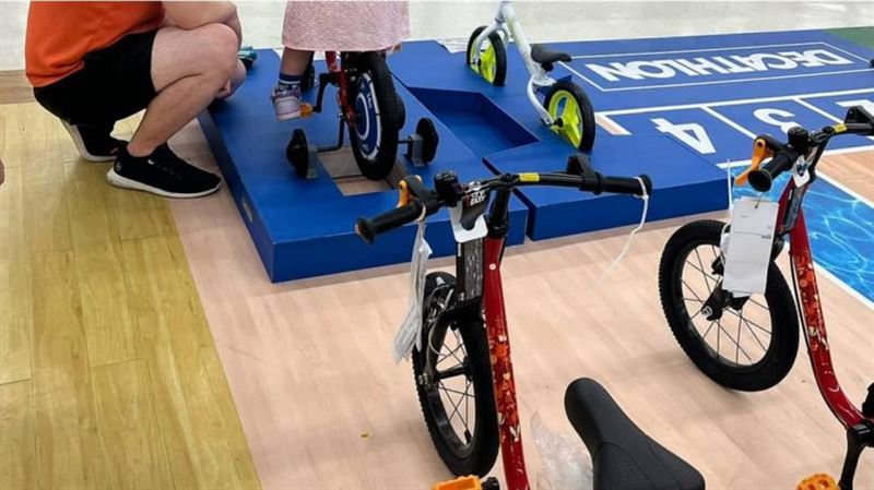試乘賣場腳踏車　恐龍家長讓孩「騎到飽」