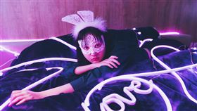 李沐在《塑膠花》中飾演情色直播主。（圖／抓馬文化提供）