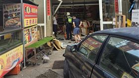 鹿港，餅店玉珍齋，店面被車直撞衝入，2人受傷(圖／翻攝畫面)