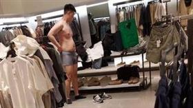 有男子逛ZARA直接在店裡穿內褲試穿，相當離譜。（圖／翻攝爆怨2公社）