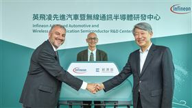 英飛凌先進汽車暨無線通訊半導體研發中心成立儀式，由英飛凌執行副總裁Sam Geha（左）、德國在台協會處長Dr. Jörg Polster（中）、經濟部長郭智輝（右）共同見證。（圖／經濟部提供）