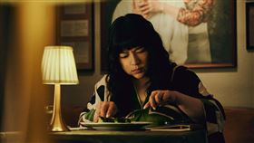 唐綺陽品嚐美食。（圖／CATCHPLAY+提供）