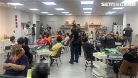 棋牌社遭查發現竟是地下賭場，賭客多到人滿為患，場面相當盛大。（圖／警方提供）