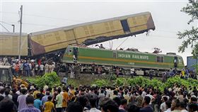 印度東北火車相撞事故 至少5死近30傷 （圖／美聯社／達志影像）