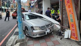 新北,板橋,喝水,嗆到,騎樓,失控,開車,逆向,