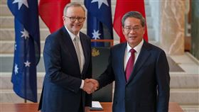 中國國務院總理李強今（17）日抵達澳洲首都坎培拉進行訪問，並與澳洲總理艾班尼斯（Anthony Albanese）會面。（圖／翻攝自@AlboMP X平台）