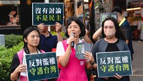 蘇巧慧淡水短講呼籲民眾阻止藍白掏空台灣（圖／民進黨新北市黨部提供）