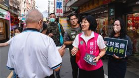 蘇巧慧淡水短講呼籲民眾阻止藍白掏空台灣（圖／民進黨新北市黨部提供）