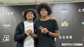 台美混血賀丹（左）、賀博（右）兄弟現身PLG聯盟新北國王主場。（圖／記者蔡厚瑄攝影）