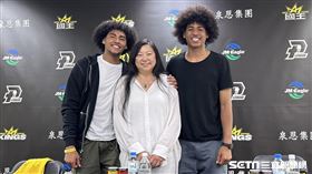 台美混血兄弟賀丹、賀博與賀媽媽臧珍卓。（圖／記者蔡厚瑄攝影）