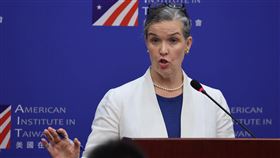 孫曉雅卸任前最後記者會（2）美國在台協會（AIT）處長孫曉雅（Sandra Oudkirk）14日在AIT台北辦事處主持任內最後一場記者會，針對美國11月總統大選結果是否會影響美台關係，孫曉雅表示，美國跨黨派對於支持台灣的意見一致，不會因大選結果而改變。中央社記者王飛華攝　113年6月14日