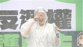 「反濫權護民主」全台宣講首日，台北場臨時退租遮雨棚遇爆雨，大家被淋成落湯雞。（圖／翻攝threads）