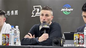 桃園璞園領航猿總教練卡米諾斯出席賽後記者會。（圖／記者蔡厚瑄攝影）