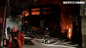 新北市三峽區泡棉工廠全面燃燒。（圖／翻攝畫面）