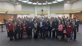 澳洲昆士蘭州議會友台小組與駐布里斯本辦事處於昆州議會舉辦友台小組年度活動澳洲昆士蘭州（Queensland）議會友台小組與駐布里斯本辦事處於昆州議會舉辦2024年友台小組年度活動，昆州政府廳長及朝野兩黨州議員、僑務委員、僑領、社團代表、台商企業、台資銀行高階主管、台灣學生會等約90餘人出席盛會。（駐布里斯本辦事處提供）中央社記者楊淳卉坎培拉傳真  113年6月17日