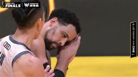 新北國王洋將奧帝投進致勝三分球後，模仿金州勇士球星柯瑞的慶祝動作。（圖／擷取自PLG YT頻道）