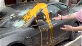 台北市大同區南京西路昨天（17日）發生一起砸車事件，一家直播公司蘇姓老闆的特斯拉轎車遭人潑灑黃色油漆，車窗也被砸毀，車主已報警處理，同時拍下影片PO網。據被害人指出，近日與員工有合約糾紛，懷疑是對方所為。