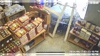 衝撞玉珍齋畫面曝光！轎車如坦克直衝店內