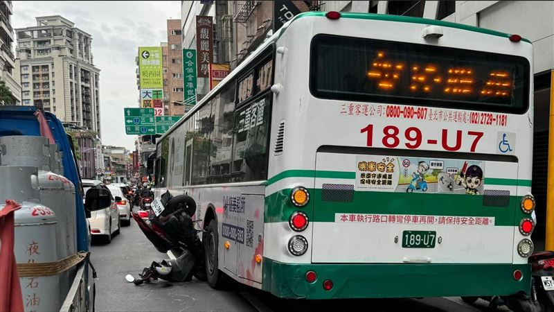 新／疑鑽車縫連撞2車 新莊騎士命大僅輕傷
