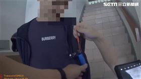 警方搜出監視設備及電池時，車手自己也不知道被監控，被逮時秒脫外套，直呼實在有夠熱，像在洗三溫暖。（圖／翻攝畫面）