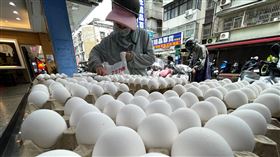 因應蛋價調整　各通路調降售價近日雞蛋產地價再降新台幣3元，因應蛋價調整，量販、超市雞蛋紛紛降價。圖為台北市民眾14日在商店購買散裝雞蛋。中央社記者王飛華攝　113年6月14日