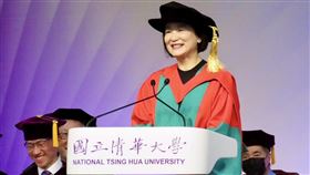 清華大學畢典  林青霞致詞鼓勵學子國立清華大學15日舉行畢業典禮，知名影星林青霞（前）受邀出席致詞，並分享自身經歷，希望學子都能實現夢想，把快樂種子散播出去。中央社記者魯鋼駿攝  113年6月15日