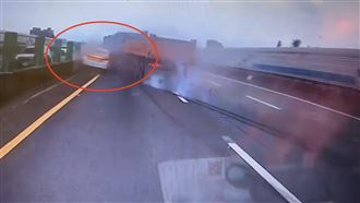 砂石車國道爆胎「夾擊」小黃　驚險畫面曝