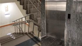 興岩園區AI全齡社福大樓樓梯間地面積水、電梯門滲水。（圖／顏若芳提供）