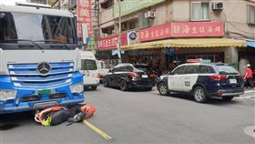 北市曳引車與機車發生擦撞。（圖／翻攝畫面）