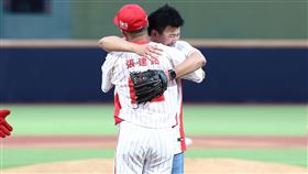 ▲石春吉和高中學長張建銘再次碰面。（圖／味全龍提供）