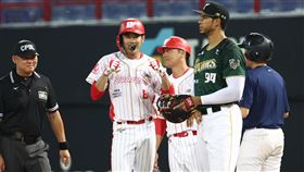 ▲張祐嘉個人生涯首打席就敲安。（圖／味全龍提供）