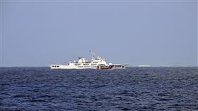 中國海警艦攔截菲國漁業局船隻赴鐵線礁中央社記者21日與國際媒體前往南海鐵線礁，目擊中國海警5204艦為阻止菲律賓漁業局船隻靠近2號珊瑚岩礁，在海上橫切攔截這艘公務船前進。中央社特約記者Edward Bungubung攝  113年3月27日