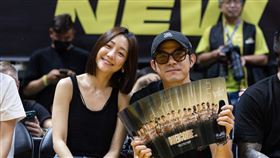 王柏傑與女友謝欣穎一起看球賽。（圖／新北國王球團提供）