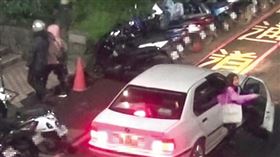 陳紹誠凌晨多次開車送夏米雅回家，全被韓先生錄影存證。（韓先生提供）