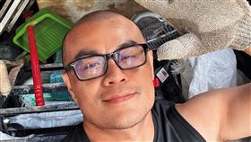 安伯政才剛進工班，得從搬運工做起，從早到晚極耗體力。（圖／安伯政提供）