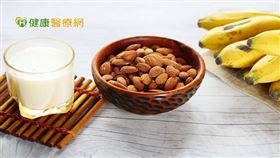 營養師黃品瑄指出，透過平時多活動與選擇堅果、香蕉、熱牛奶等富含色胺酸的食物，有助於夜晚入睡。