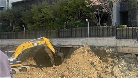 台中北屯新建案，挖地基，導致隔壁社區大樓庭園土壤下陷，裂縫，市府勒令停工(圖／翻攝畫面)
