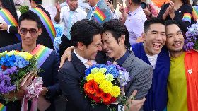 泰國同婚合法  同志伴侶激動相擁
