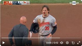 ▲拉許曼（Adley Rutschman）撲回二壘撞到鼻子，當場噴血。（圖／翻攝自Dillard Barnhart推特）