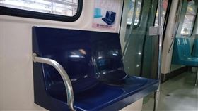 北捷部分列車試辦博愛座加裝扶手台北捷運公司表示，為提升服務品質，18日起在高運量的淡水信義線、板南線、中和新蘆線、松山新店線列車部分車廂試辦博愛座增設扶手，為期6個月，後續將再評估續辦可行性。（台北捷運公司提供）中央社記者梁珮綺傳真　108年1月18日