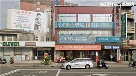 事發地緊鄰便利商店與補習班，人潮不算少，男女的行為無疑是尋求刺激。（圖／翻攝google地圖畫面）