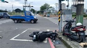 黃男一如既往騎車出門，沒想到卻疑似為躲避右轉轎車，而失控撞傷無辜騎士。（圖/翻攝畫面）