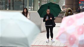 各地氣溫回升  局部地區偶有零星短暫雨（1）中央氣象署表示，15日各地大多是多雲的天氣，局部地區偶爾有零星短暫雨，氣溫逐漸回升，中部以北及東半部白天高溫約攝氏22至25度。圖為台北市信義區，民眾 撐傘過馬路。中央社記者翁睿坤攝  113年3月15日